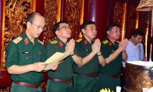 Đoàn cán bộ Bộ Tư lệnh Bảo vệ Lăng Chủ tịch Hồ Chí Minh dâng hương tưởng nhớ các Vua Hùng