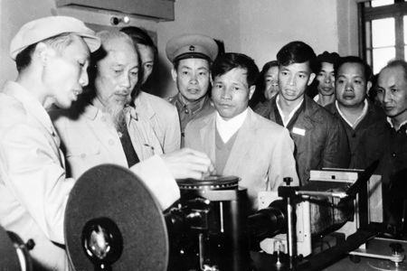 Vận dụng quan điểm cán bộ phải “cả gan làm việc” của  Chủ tịch Hồ Chí Minh để xây dựng phẩm chất “dám làm” của người cán bộ, đảng viên hiện nay