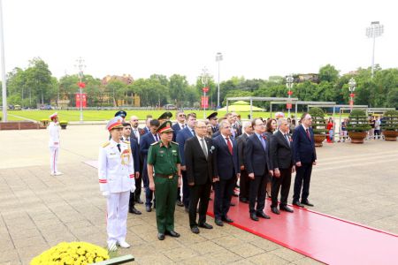 Đoàn các Đại sứ quán Liên bang Nga, Belarus, Azerbaijan, Kazakhstan và Armenia vào Lăng viếng Chủ tịch Hồ Chí Minh