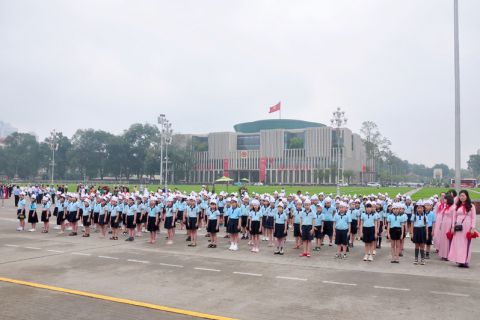 Trường Tiểu học Kim Liên, quận Đống Đa, thành phố Hà Nội  báo công và kết nạp đội viên mới