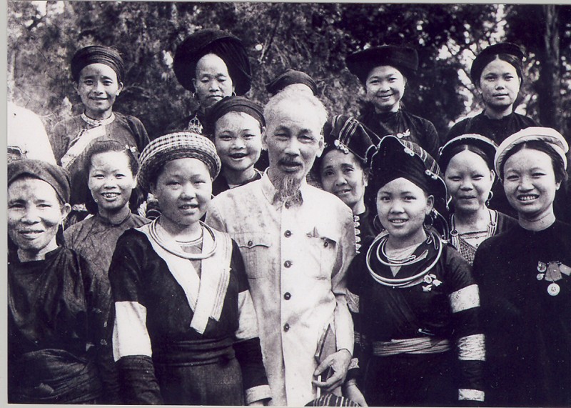 Những Hình Ảnh Bác Hồ Với Phụ Nữ Việt Nam