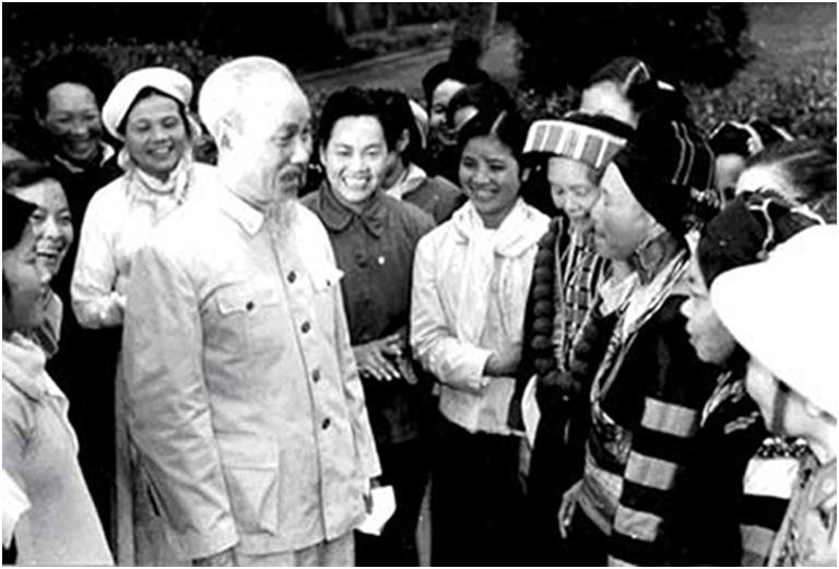 Bác Hồ và đại biểu phụ nữ dân tộc ít người tại Đại hội phụ nữ toàn quốc lần thứ III, tháng 3/1961. Ảnh tư liệu