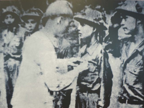 Chủ tịch Hồ Chí Minh trao tặng Huy hiệu cho các cán bộ, chiến sỹ có thành tích xuất sắc