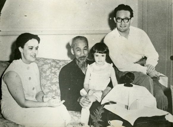 Chủ tịch Hồ Chí Minh chụp ảnh lưu niệm cùng gia đình đồng chí Aleshin. Ảnh tư liệu