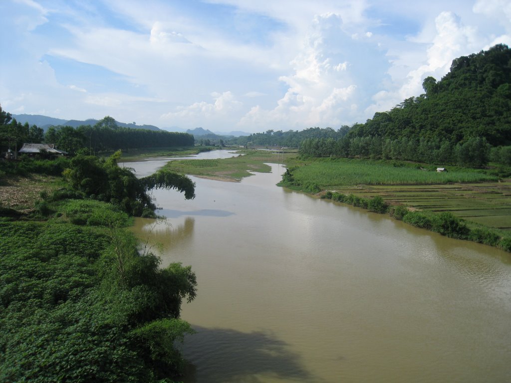 Dòng sông quê và bến nước tuổi thơ