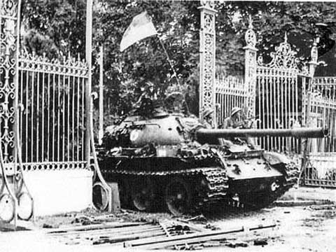 Chỉ huy xe tăng 390 được tạo ra để điều khiển và điều phối các hoạt động của xe tăng ở trận địa chiến. Xem hình ảnh để hiểu rõ hơn về vai trò quan trọng của chỉ huy xe tăng trong các chiến dịch chiến tranh.
