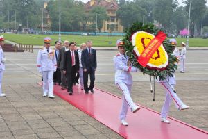 Trung ương Hội Hữu nghị Nga - Việt  dâng hoa và vào Lăng viếng Chủ tịch Hồ Chí Minh