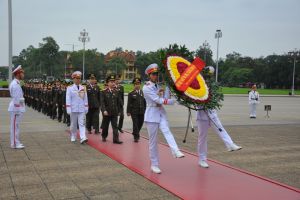 Đoàn đại biểu Đoàn Thanh niên Cục Công tác đảng và công tác chính trị,  Bộ Công an dâng hoa, vào Lăng viếng Chủ tịch Hồ Chí Minh và tưởng niệm các Anh hùng liệt sỹ