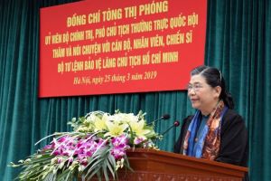 Đồng chí Tòng Thị Phóng, Phó Chủ tịch Thường trực Quốc hội thăm và nói chuyện với Bộ Tư lệnh Bảo vệ Lăng Chủ tịch Hồ Chí Minh