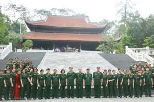 Đoàn cán bộ Phụ nữ Tổng cục Kỹ thuật và Bộ Tư lệnh Quân đoàn 2 dâng hương tưởng niệm Bác tại Khu Di tích K9