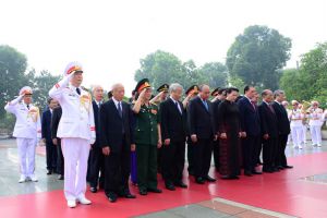 Đoàn đại biểu Lãnh đạo Đảng, Nhà nước, Chính phủ, Quốc hội,  Ủy ban Trung ương Mặt trận Tổ quốc Việt Nam dâng hoa tưởng niệm các Anh hùng liệt sỹ và dâng hoa vào Lăng viếng Chủ tịch Hồ Chí Minh