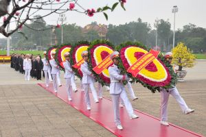 Đoàn đại biểu lãnh đạo Đảng, Nhà nước, Chính phủ, Quốc hội,  Ủy ban Trung ương Mặt trận Tổ quốc Việt Nam dâng hoa, vào Lăng viếng Chủ tịch Hồ Chí Minh và tưởng niệm các Anh hùng liệt sỹ