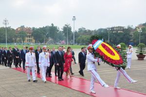 Tổng thống nước Cộng hòa Ác-hen-ti-na và Phu nhân dâng hoa tưởng niệm các Anh hùng liệt sỹ và vào Lăng viếng Chủ tịch Hồ Chí Minh   