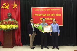 Ban Quản lý Quảng trường Ba Đình  trao tặng Huy hiệu 30 năm tuổi đảng cho đảng viên