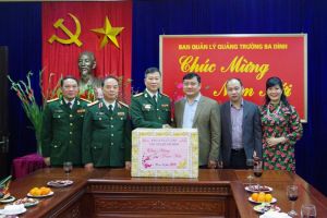 Lãnh đạo Ban Quản lý Lăng Chủ tịch Hồ Chí Minh chúc Tết các lực lượng trong đêm giao thừa Tết Nguyên đán Kỷ Hợi 2019