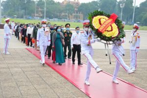 Đoàn đại biểu Người có công với cách mạng tỉnh Bà Rịa - Vũng Tàu vào Lăng viếng Bác