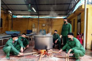 Gói bánh chưng, hương vị quê hương ngày Tết tại Đoàn 195