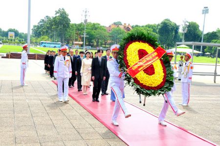 Hoàng Thái tử Nhật Bản Akishino và Công nương Kiko vào Lăng viếng Chủ tịch Hồ Chí Minh