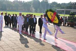 Đoàn đại biểu Quân đội Hoàng gia Campuchia dâng hoa và vào Lăng viếng Chủ tịch Hồ Chí Minh