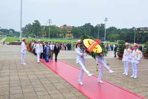 Đoàn cán bộ “Dân vận khéo” Ban Dân vận Thành phố Hồ Chí Minh dâng hoa và vào Lăng viếng Chủ tịch Hồ Chí Minh