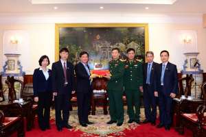 Bộ Tư lệnh Bảo vệ Lăng Chủ tịch Hồ Chí Minh tổ chức Lễ trao tặng cờ Tổ quốc cho Trường Đại học Hùng Vương, tỉnh Phú Thọ