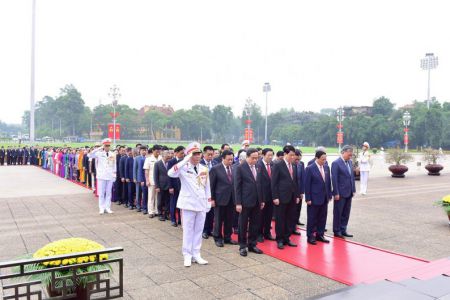 Lãnh đạo Đảng, Nhà nước, đại biểu Quốc hội tham dự Kỳ họp thứ 7,  Quốc hội khoá XV vào Lăng viếng Chủ tịch Hồ Chí Minh