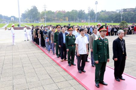 Đoàn đại biểu Ban Liên lạc cựu cán bộ thanh niên Quân đội vào Lăng viếng Chủ tịch Hồ Chí Minh