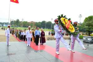 Đoàn đại biểu Người có công với cách mạng tỉnh Đồng Tháp vào Lăng viếng Bác