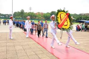 Đoàn đại biểu Trường Cao đẳng Y tế Thái Nguyên báo công dâng Bác