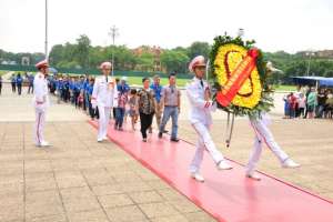 Đoàn đại biểu Trường Cao đẳng Y tế Thái Nguyên báo công dâng Bác